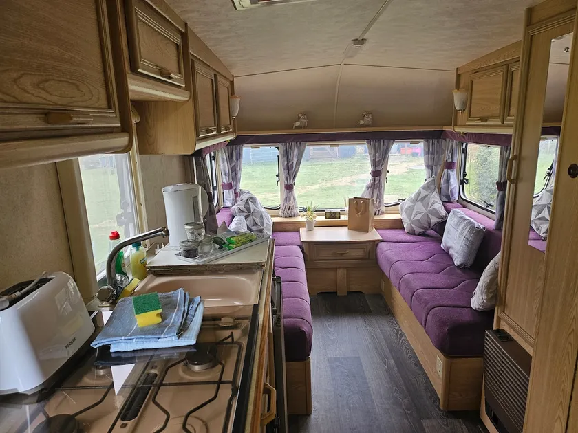 Unplugged Caravan Retreat Near the Sea - Image 1