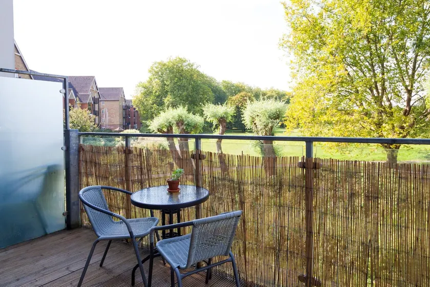 Large Balcony Apartment | Free Parking - Image 1