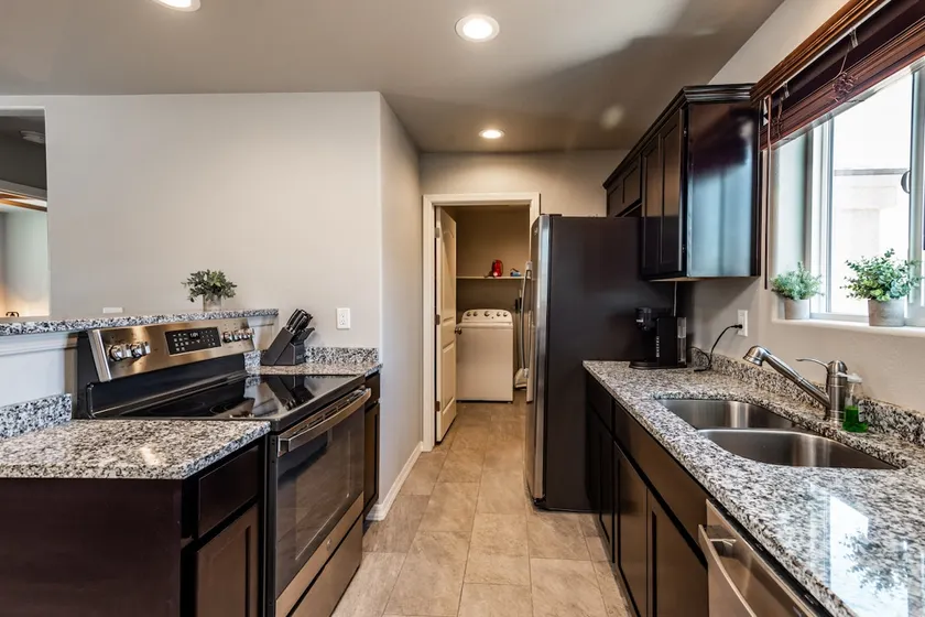Modern Comfort: Quiet Neighborhood Near Parks - Image 1