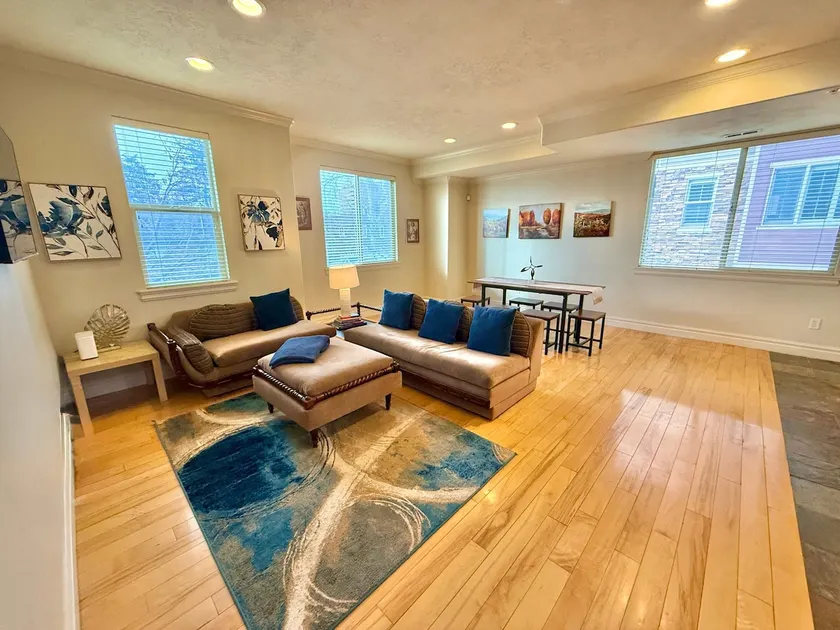 Spacious Townhome Near Downtown - Image 1
