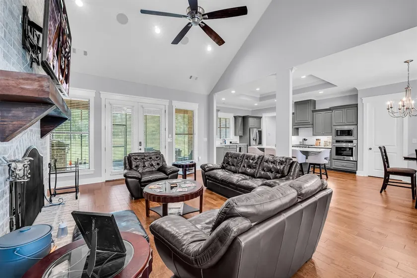 Ridge's Way, Modern Large Home - Image 1