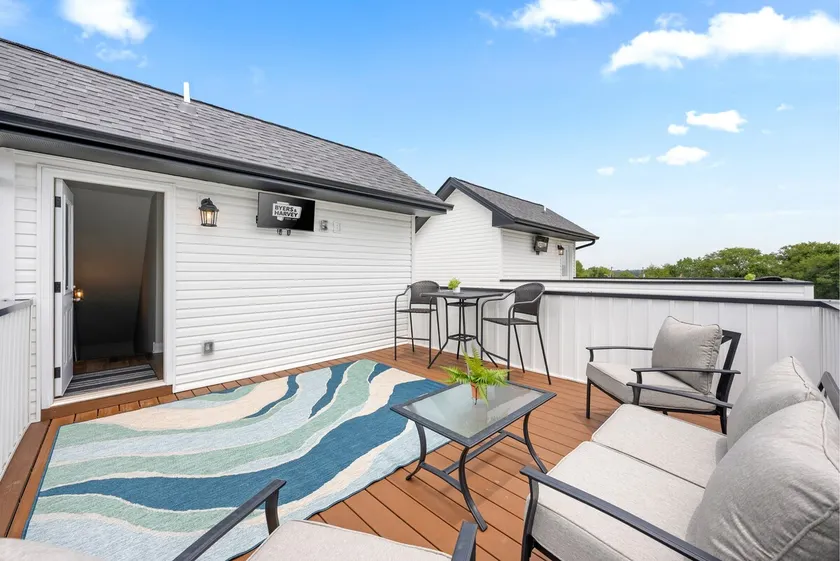 Adam's Downtown Retreat with 2 Rooftop Patios - Image 1