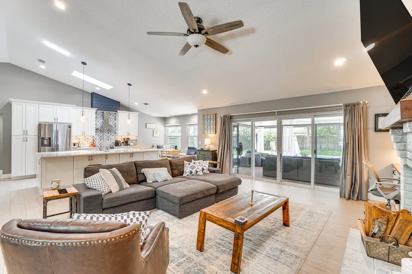 Screened Lanai + Fenced Yard: Luxe Orlando Home - Image 1