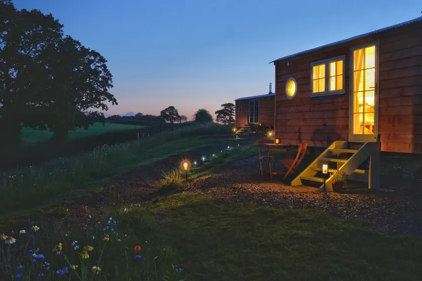 Cosy Luxury Foxglove Hut with Private Fire Bowl - Image 1