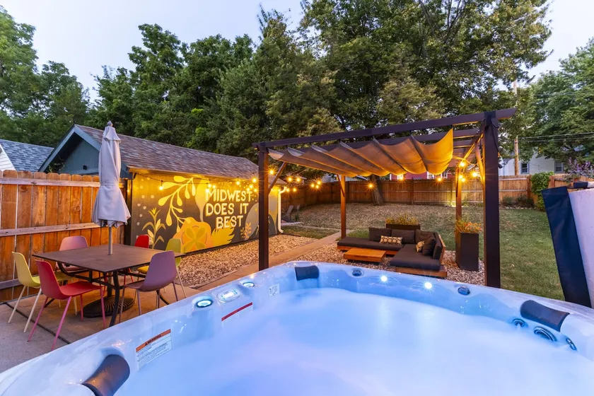 Hot tub in beautiful backyard! - Image 1