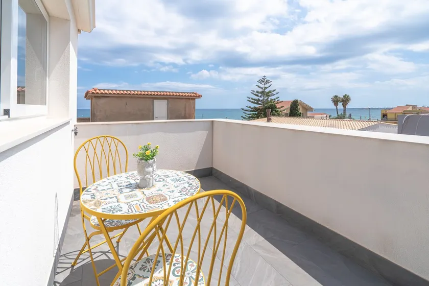 A stone's throw from the sea - Image 1