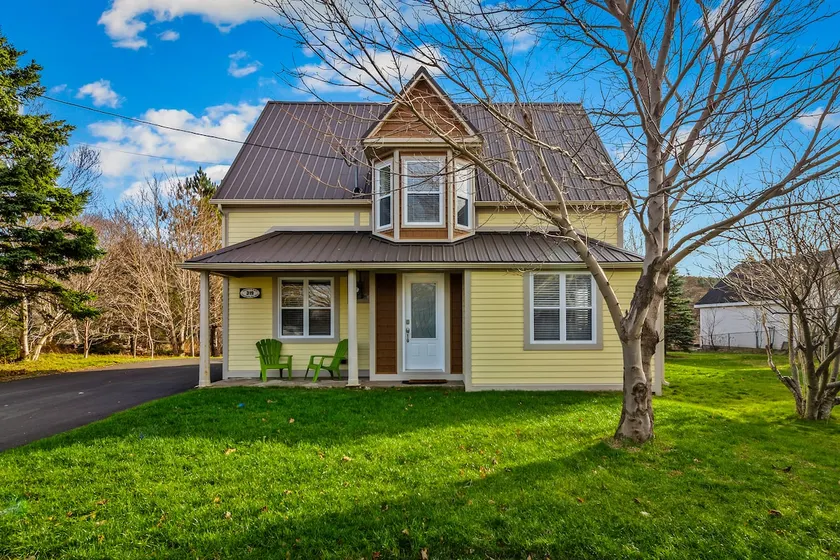 Historic 3BR W Modern Comforts In Holyrood - Image 1