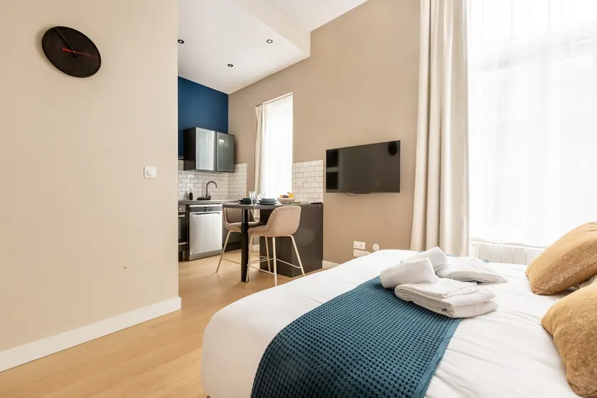Studio-Standard-Private Bathroom with Shower - Image 1