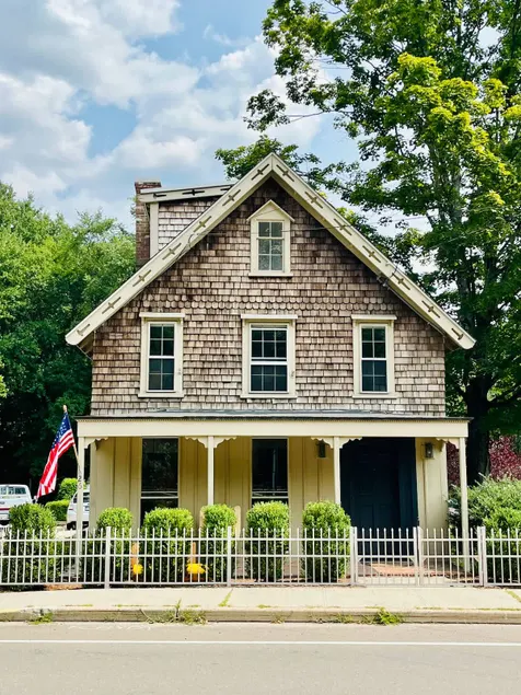 The Little Chestnut: Walk to downtown Chester. - Image 1