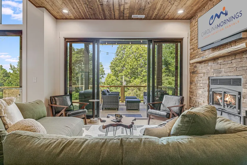Pet-Friendly Luxury + Biltmore Pass Near Maggie - Image 1