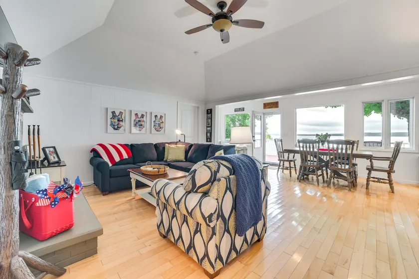 Lakefront Escape on Beautiful Burt Lake! - Image 1