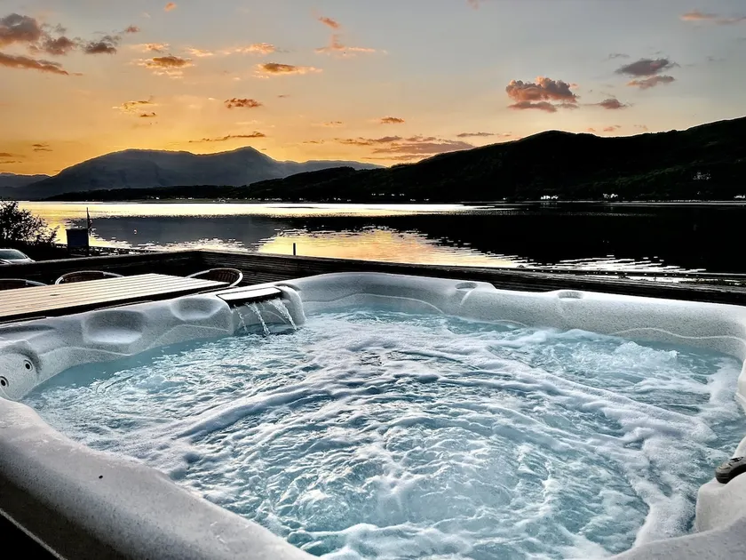 Glenachulish Bay with Hot Tub - Image 1