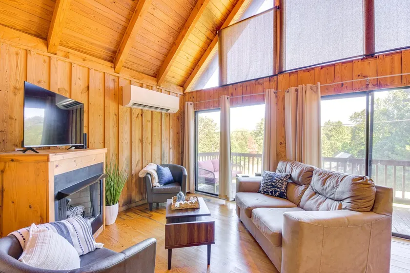 Lake Keowee Retreat: Idyllic Six Mile Cabin! - Image 1