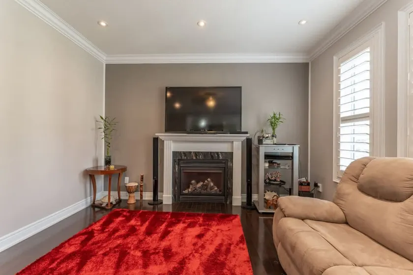 Spacious 7BR Home with Private Yard & Fast WiFi! - Image 1