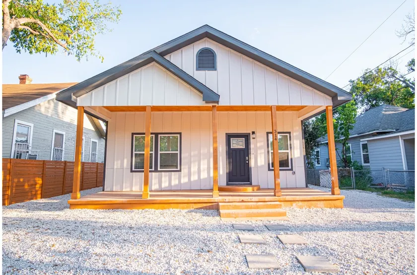 Experience Convenience w 4BR Plus 2 and 1 half Baths Near Alamodome - Image 1