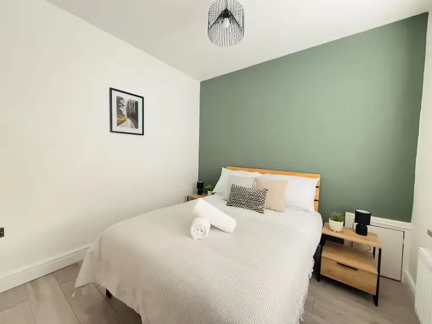 4 Bedroom House in Port Talbot with Parking, Near M4, Ideal for Contractors - Image 1