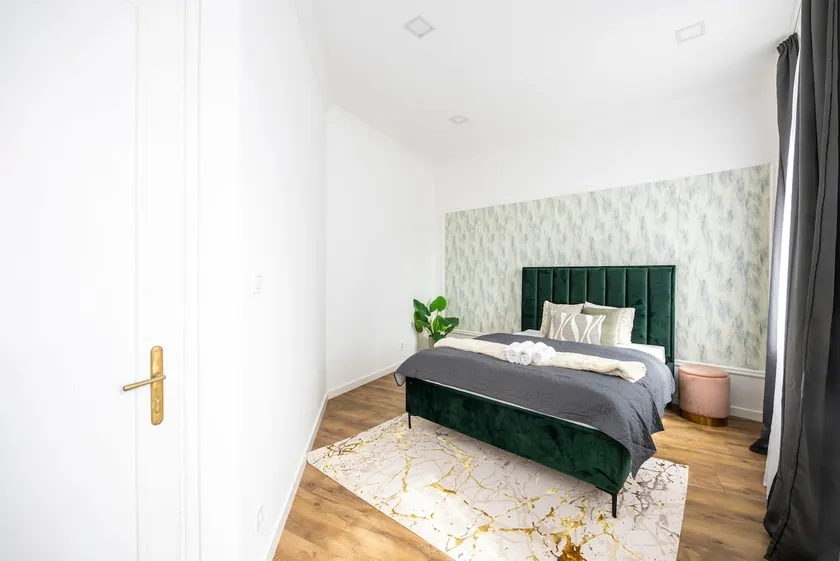 Luxy Central Spacious & Cozy Residence w/Balcony - Image 1