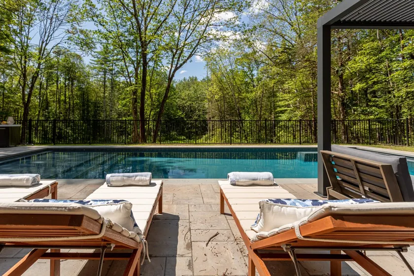 Stylish Family Home w/ FP & Hot-tub in Stone Ridge - Image 1