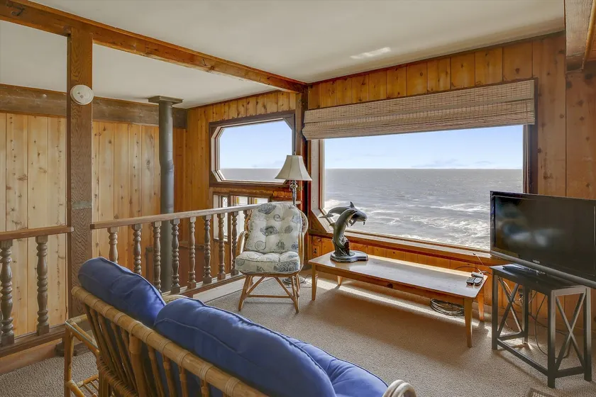 Captain's Cove – Ocean Views & Hot Tub - Image 1
