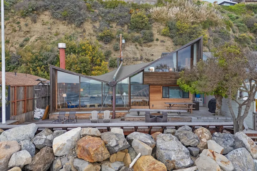 The Waves – Spacious, Stylish Beach Retreat - Image 1