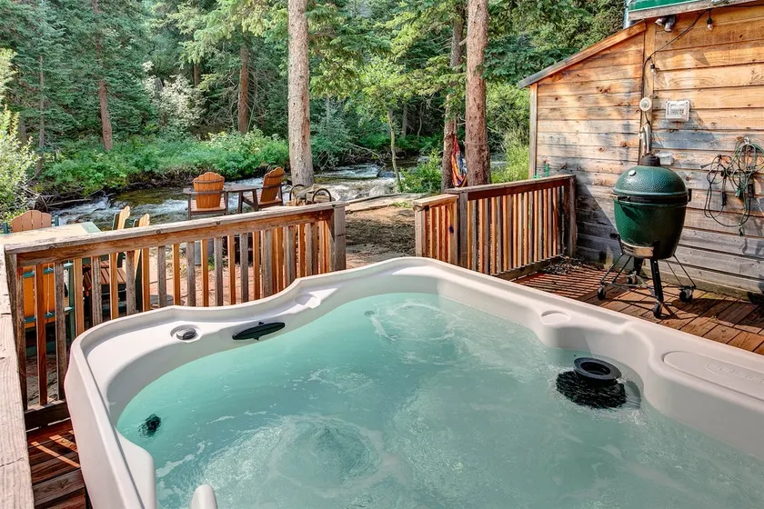 Riverside`s Hideout Cabin- With Hot Tub! - Image 1
