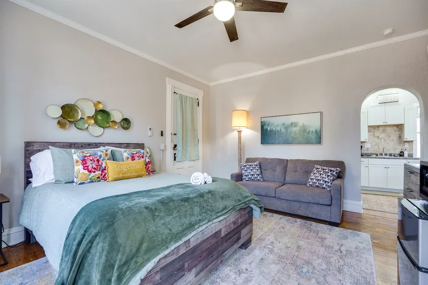Downtown Studio w/ Kitchenette, No Airbnb Fees - Image 1