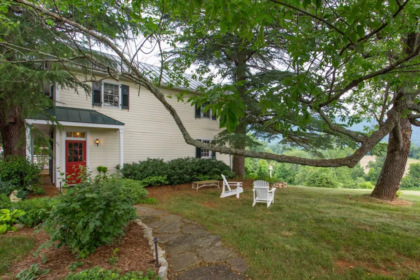 Ramsay Estate Carriage House – Luxury Retreat with Mountain Views - Image 1