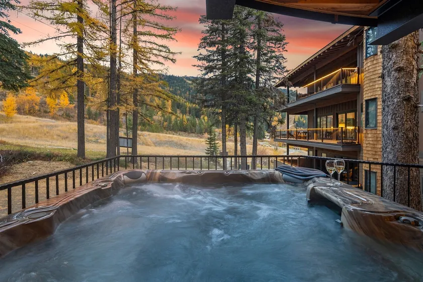 True Ski In/Out | Hot Tub · Treehouse Magic · PS5 - Image 1