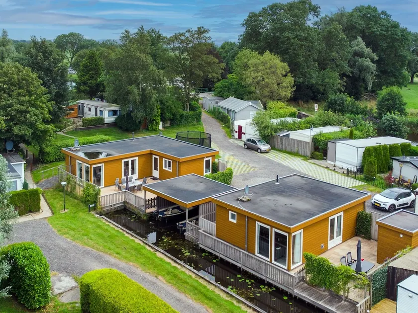 Two large chalets side by side with 2 sloops - Image 1