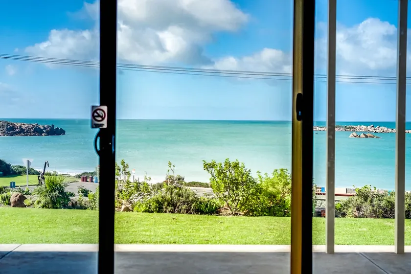 Dolphins Beachfront Apartment no 7 - Port Elliot - Una vista para recordar - Image 1