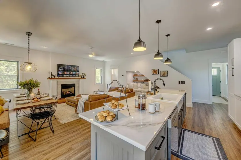 Pearl of Sheridan — Luxe Downtown 3BR - Image 1