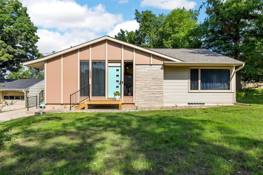 The Nifty Fifties Close to Downtown - Image 1