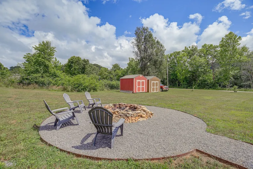 Peaceful Bluff City Retreat w/ Fire Pit & Grill - Image 1