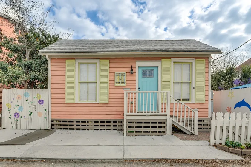 1 Mi to Beach: Colorful Cottage in Galveston! - Image 1