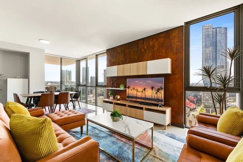 Central 2-Bed with Parking & Stunning Views - Image 1