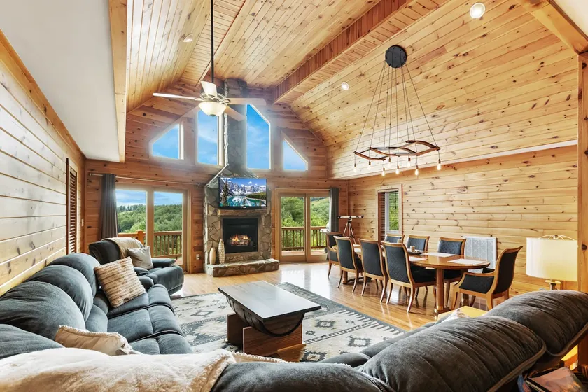Upscale Mountain Cabin with Great Views - Image 1