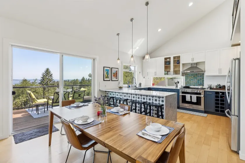 4-Bd w/ AC, Walk to Light Rail, Yard, VIEW Dog OK! - Image 1