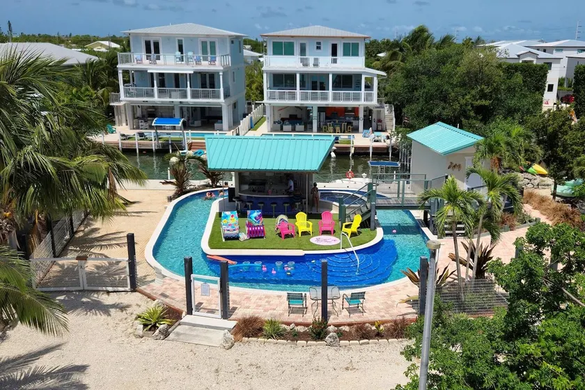 Private Lazy River Pool, 4-bed house, & dock - Image 1