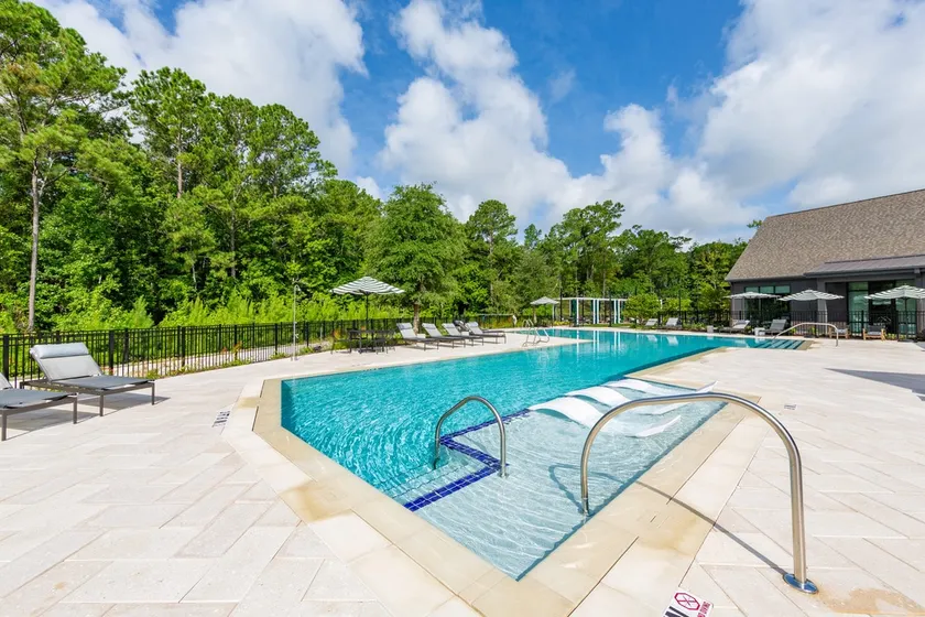 Paradise Escape: Stylish 3BR/2BA with Pool & Gym - Image 1