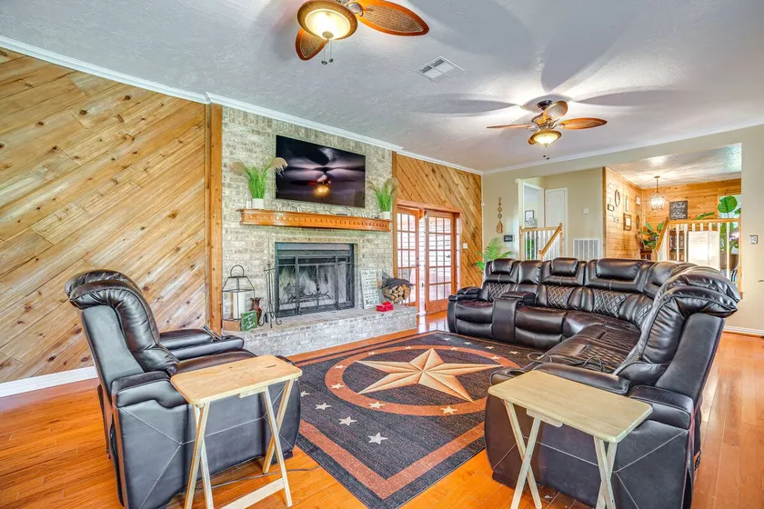 Onalaska Home w/ Game Room, Sunroom & Lake View! - Image 1