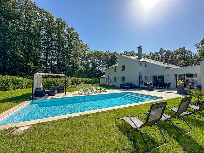 Villa with pool, home theater, private land - Image 1