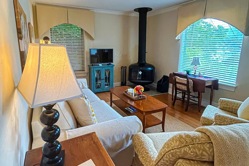 Lake Junaluska cottage, serene views, comforts - Image 1