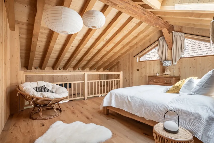 Chalet with romantic suite & private hot tub - Image 1