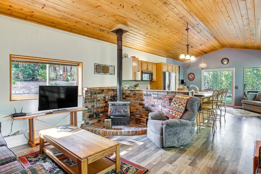 Woodsy Cabin Retreat ~ 4 Mi to Crescent Lake! - Image 1