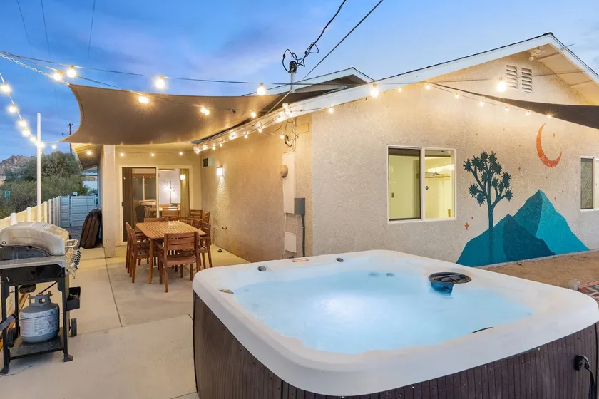 Tangerine House - Hot Tub, Fire Pit, Bbq! 3 Bedroom Home by RedAwning - Image 1