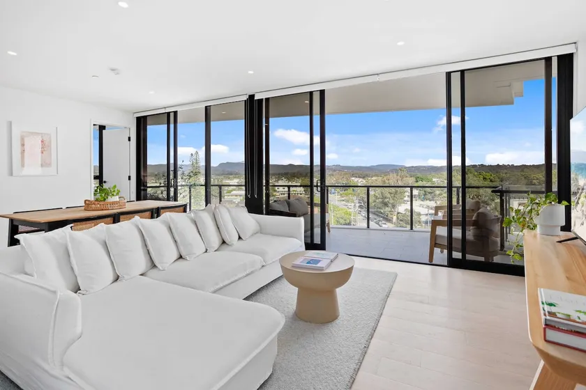Palm Beach Luxury Apartment with Hinterland Views - Image 1
