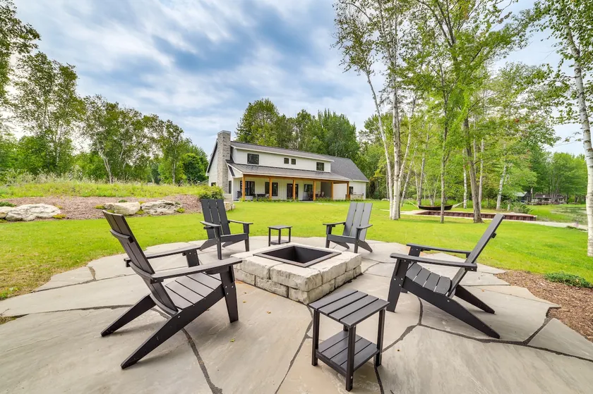 Fire Pit & Lake Views: Cozy Crooked River Retreat! - Image 1