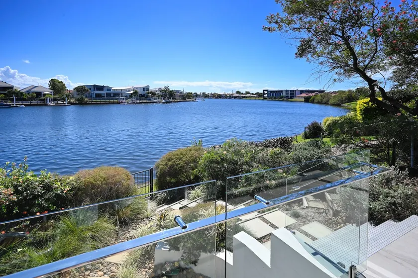 Waterfront Stylish Luxury, Light, Relaxed - Image 1