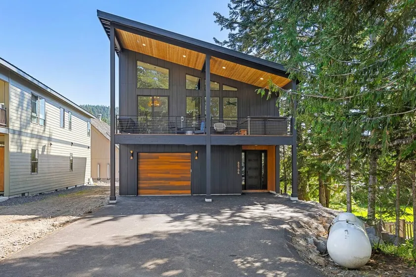 Downtown Govy Lodge | Hot Tub - Image 1