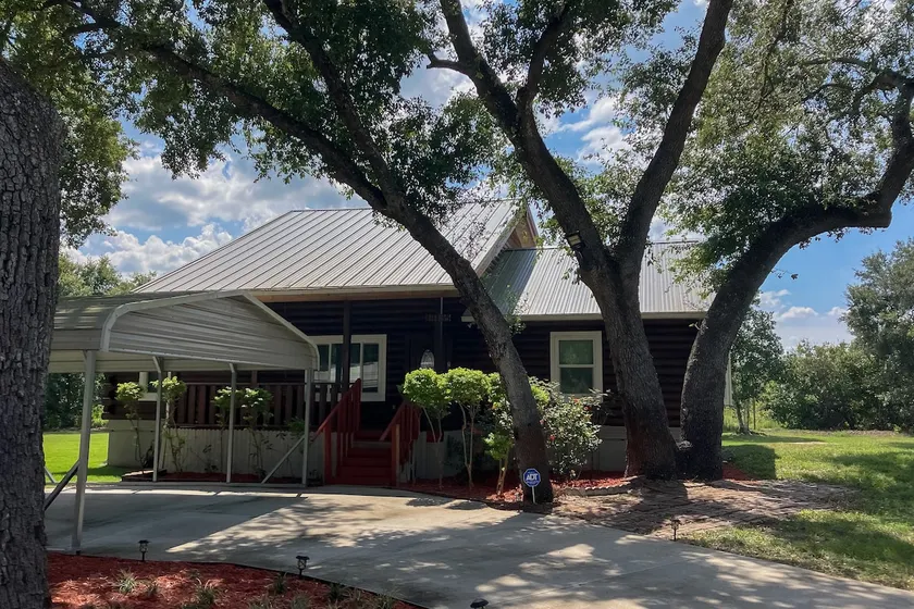 Waterfront Views! Countryside Cabin in Clermont - Image 1